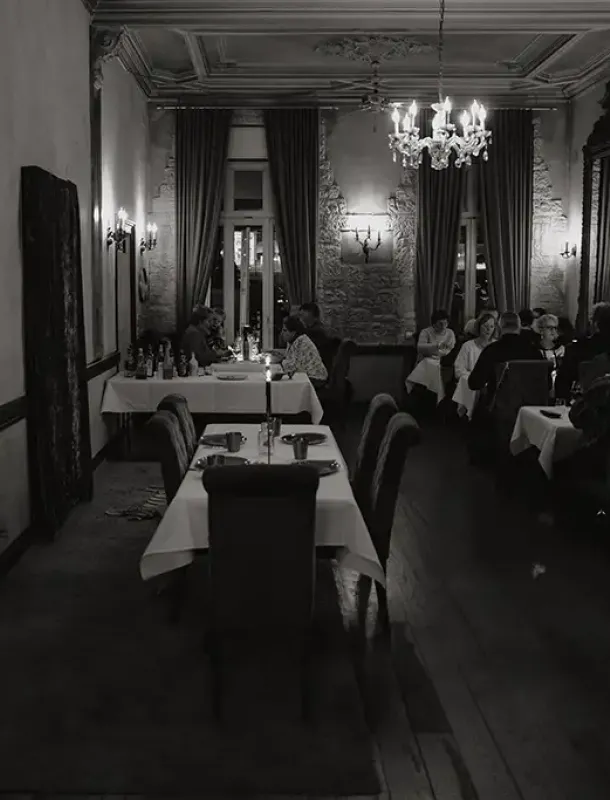 Spiegelsaal Eventraum in schwarzweiß