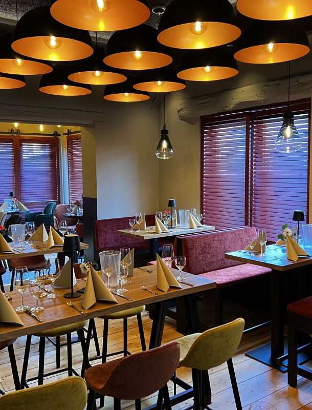 Röstburg Bar Tische gedeckt 