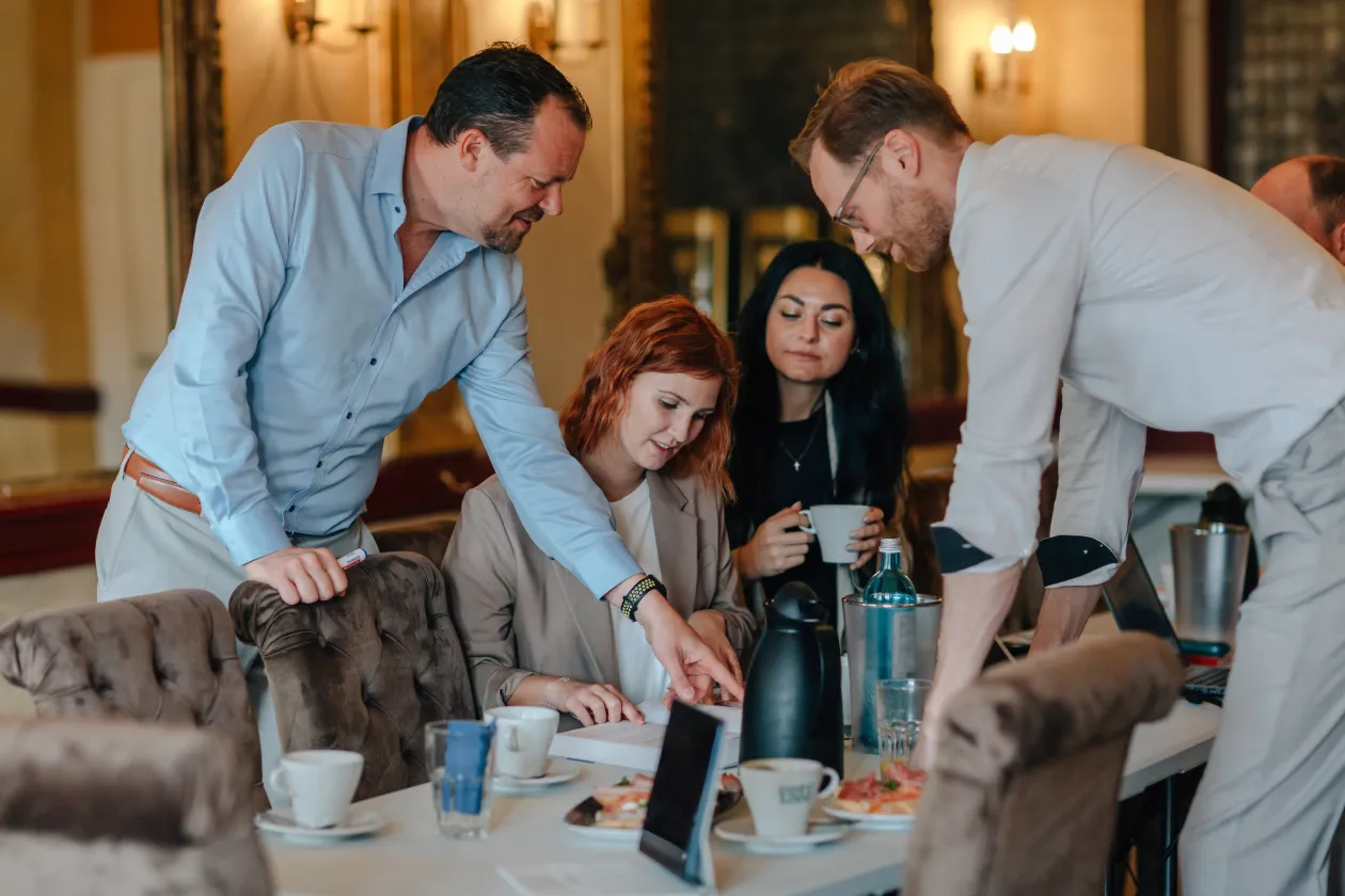 Leute am Tisch bei Hochzeitsfeier 