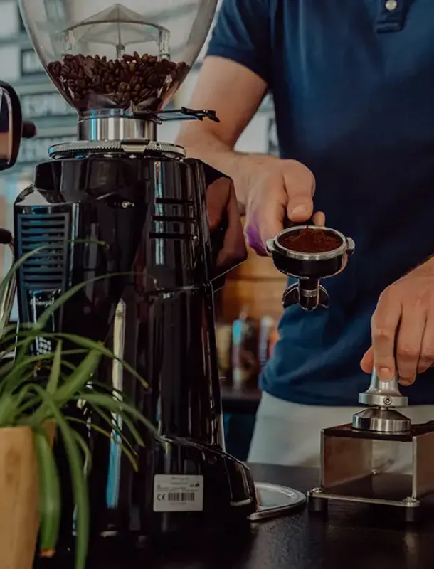 Mann bereitet Kafee zu 