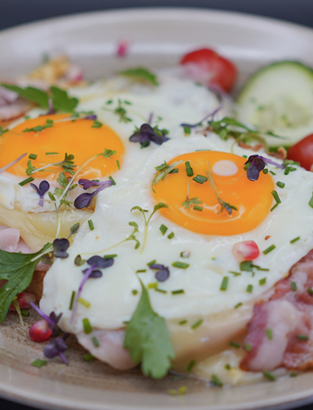 Ei auf Brot, angerichtetes Frühstücksbild