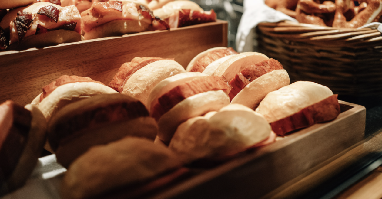 Brötchen mit Leberkäse