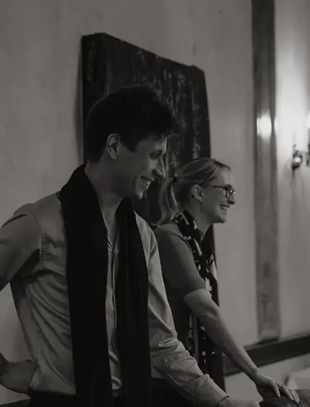 Zwei Personen lächeln auf Event, schwarzweißbild 