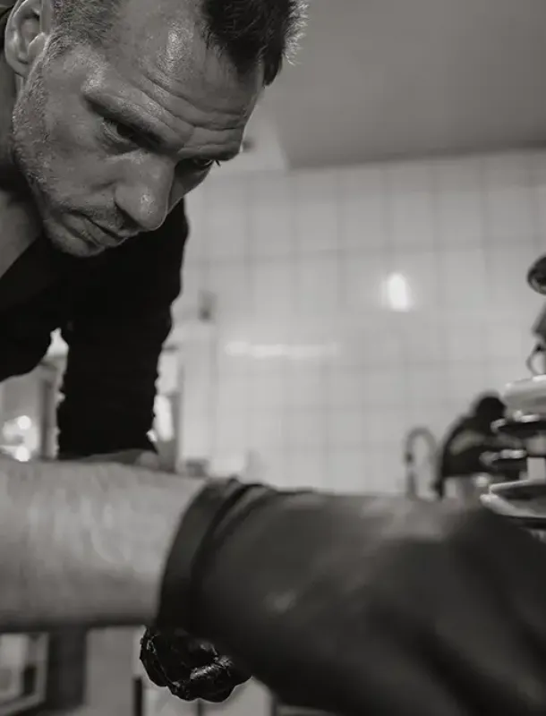 Person richtet konzentriert Essen her