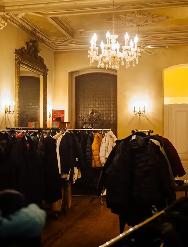 Gaderobe voller Jacken im Spiegelsaal