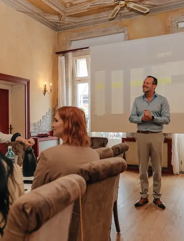 Personen lächeln auf Röstburg Event im Spiegelsaal