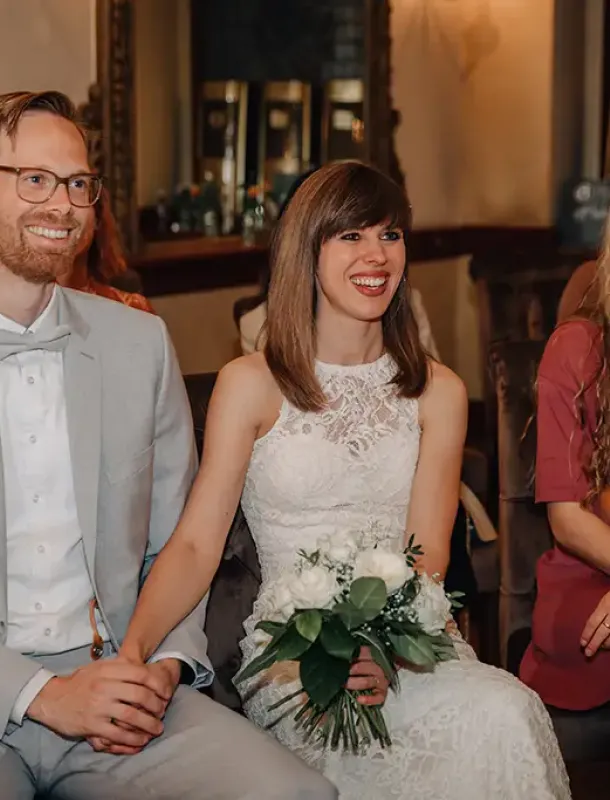 Hochzeitspaar lächelt 