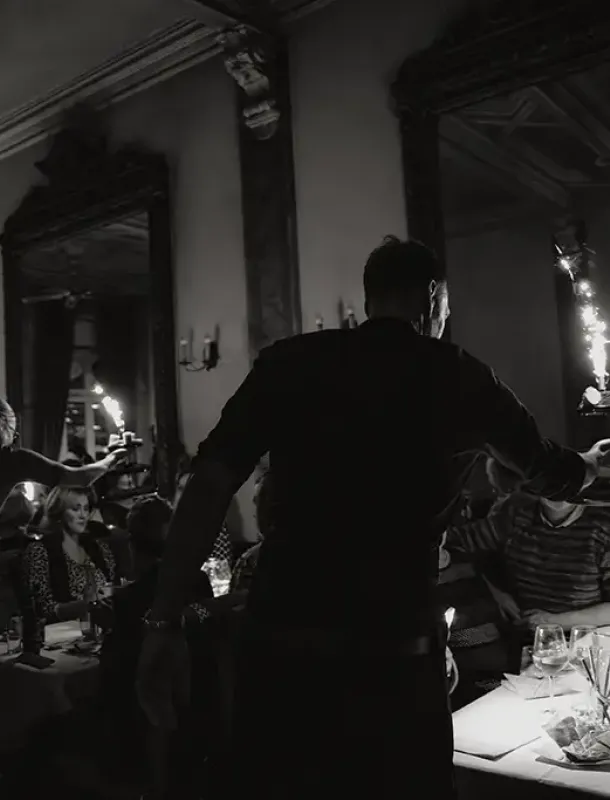 schwarzweißbild von Personen auf Röstburg Event. Kellner servieren 