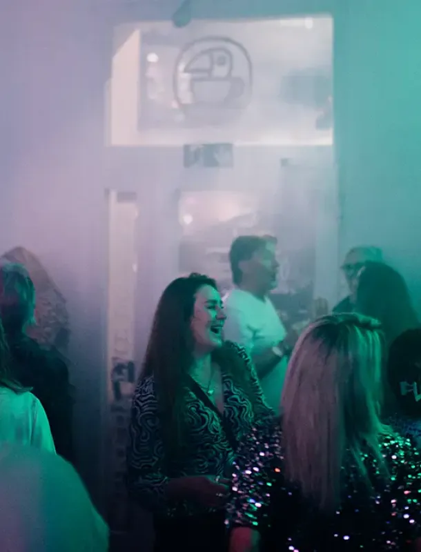 Bune Lcihter und lachende Personen