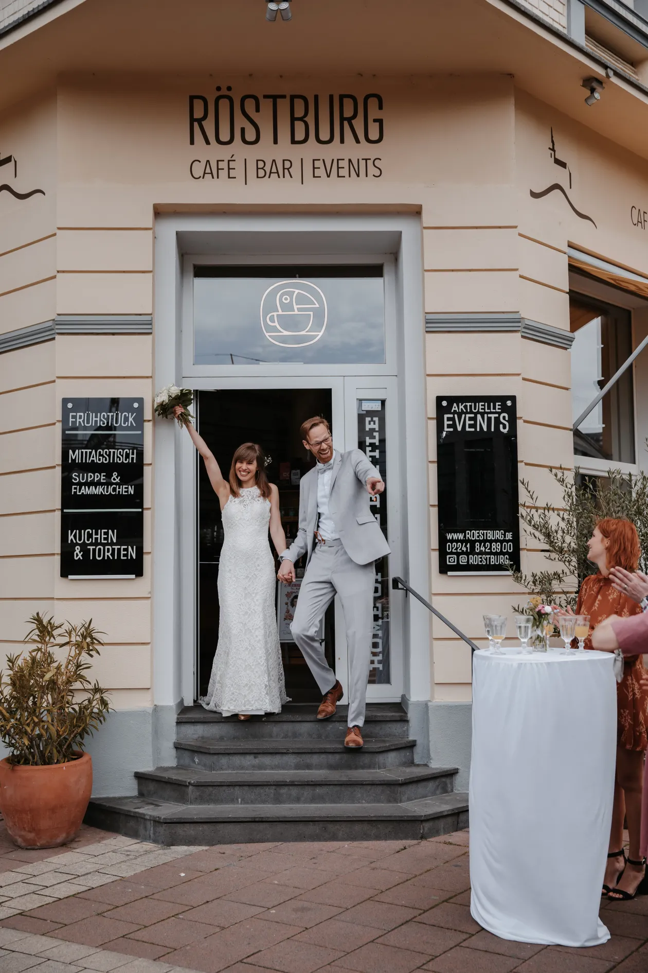 Paar vor Roestburg in Hochzeitskleidern